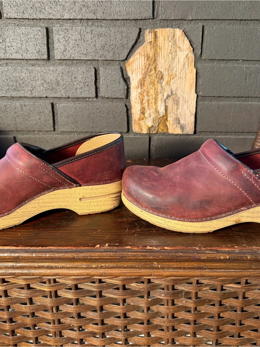 Dansko women’s clogs - burgundy - Picture 4 of 6